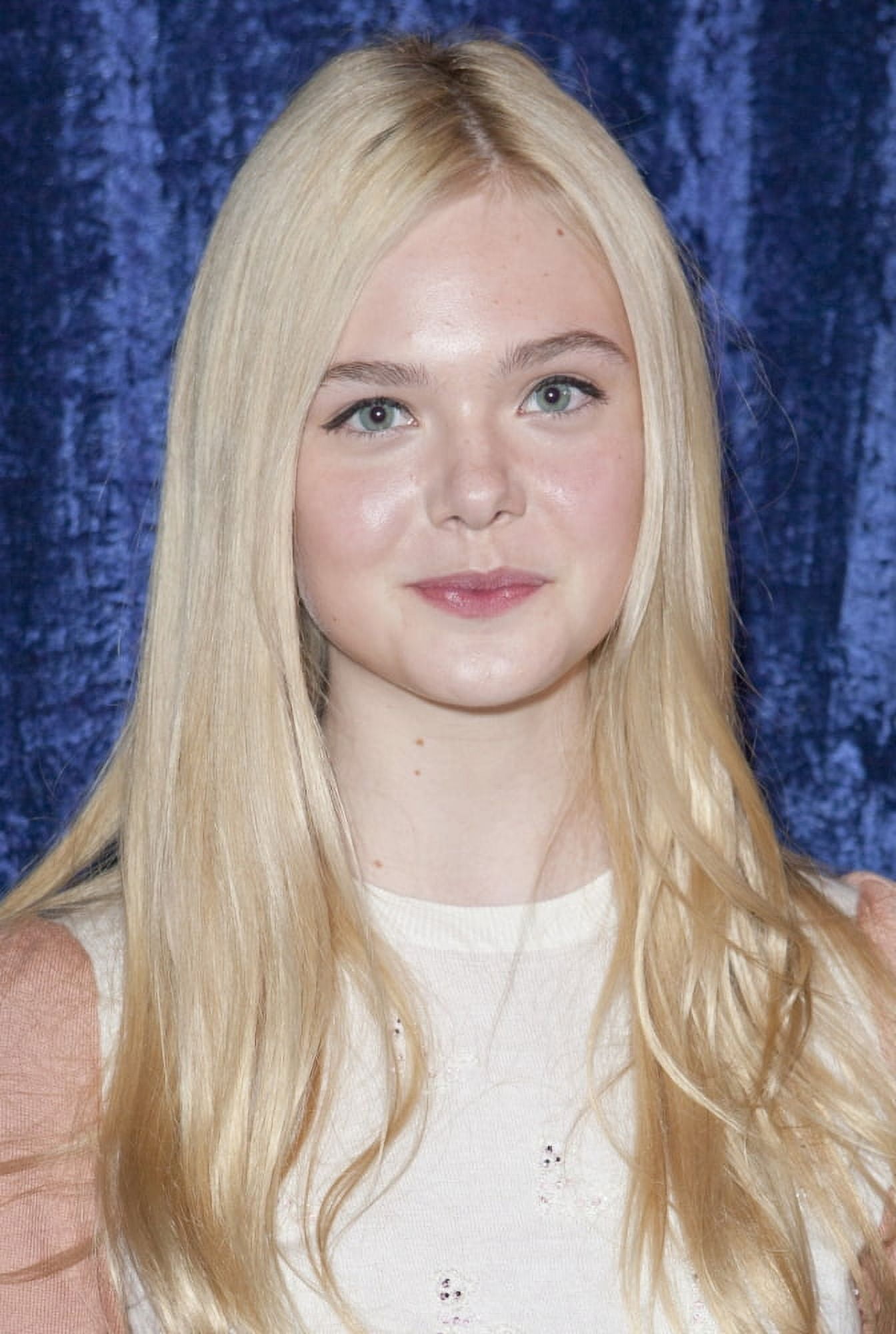 Elle Fanning Inside For Super 8 Blue-Ray And Dvd Release Party Canvas Art - (16 x 20)