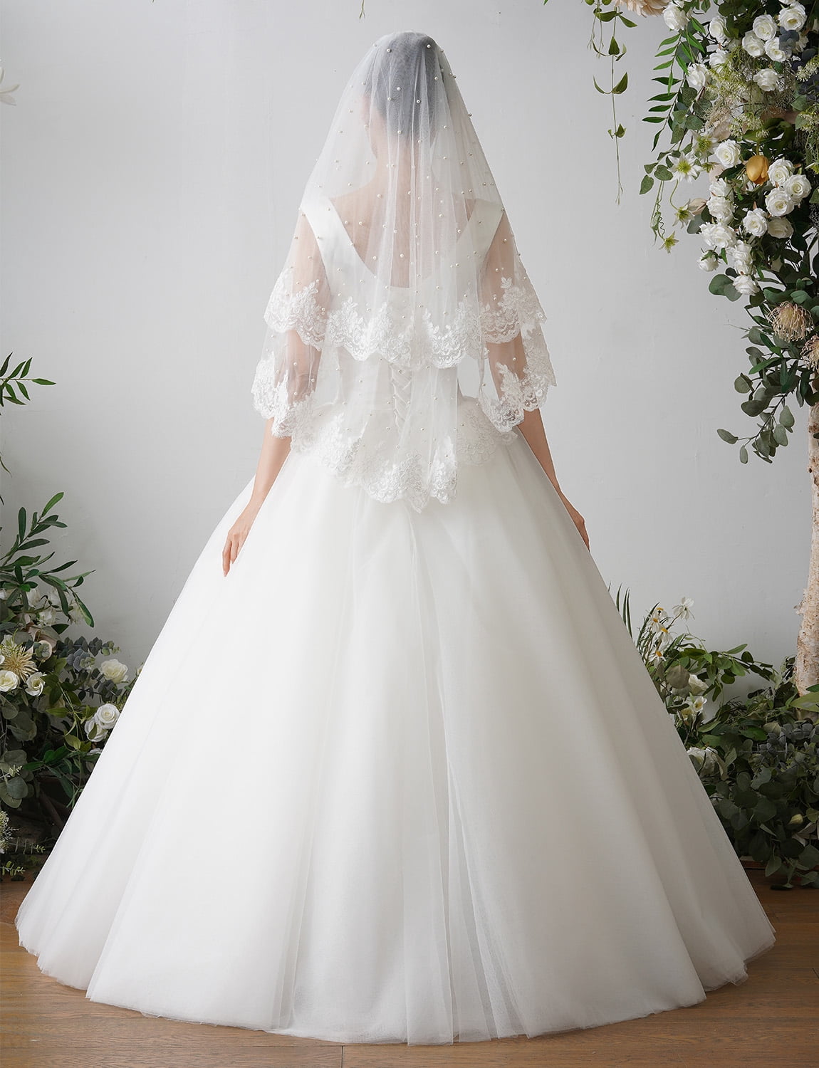 Lace Bridal Veil Fingertip Length 35 Inch with Metal Comb Wedding Ceremony Fingertip Length Mantilla Wedding Veil with Beaded Lace Trim  main image 4