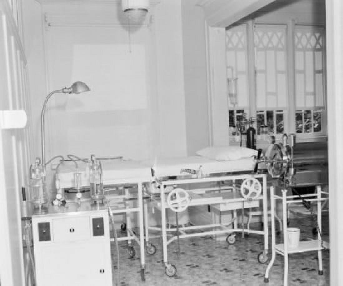 Empty hospital ward with medical equipment Canvas Art - (24 x 36)