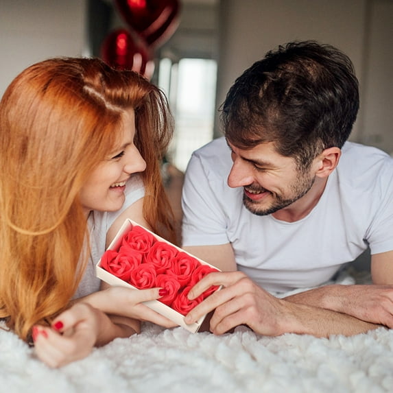 Eolstice Beautiful Women's Red Rose Gift Set with Unique Design, Pretty Floral Arrangement for Special Occasions, Ideal for Gift Giving, Home Decor, and Celebrations