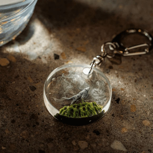 Epoxy Wolf Keychain - Handcrafted 3D Resin Smoke Art Keyring with White Wolf Design