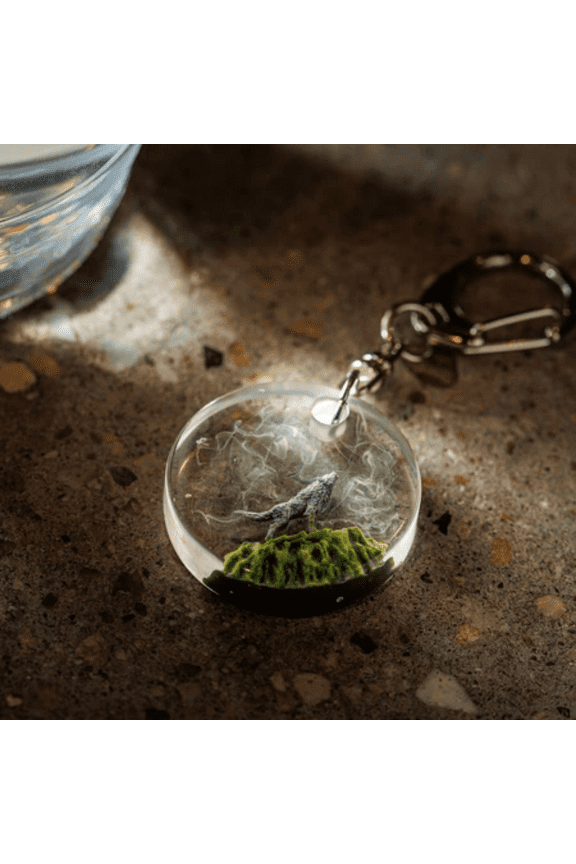 Epoxy Wolf Keychain - Handcrafted 3D Resin Smoke Art Keyring with White Wolf Design