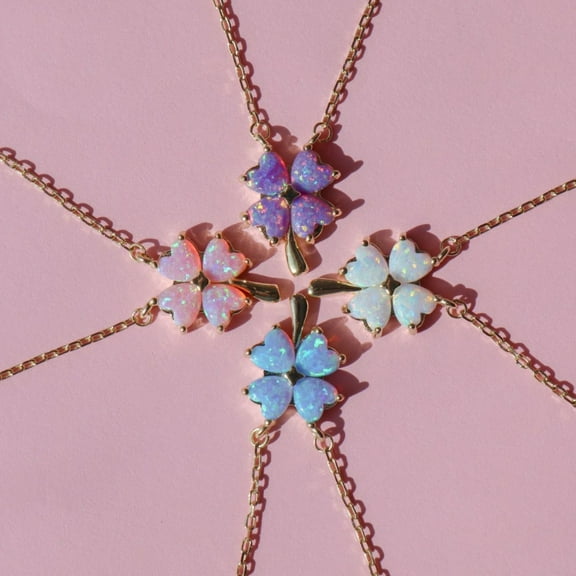 European And American Natural Opal INS Four-leaf Lucky Necklace