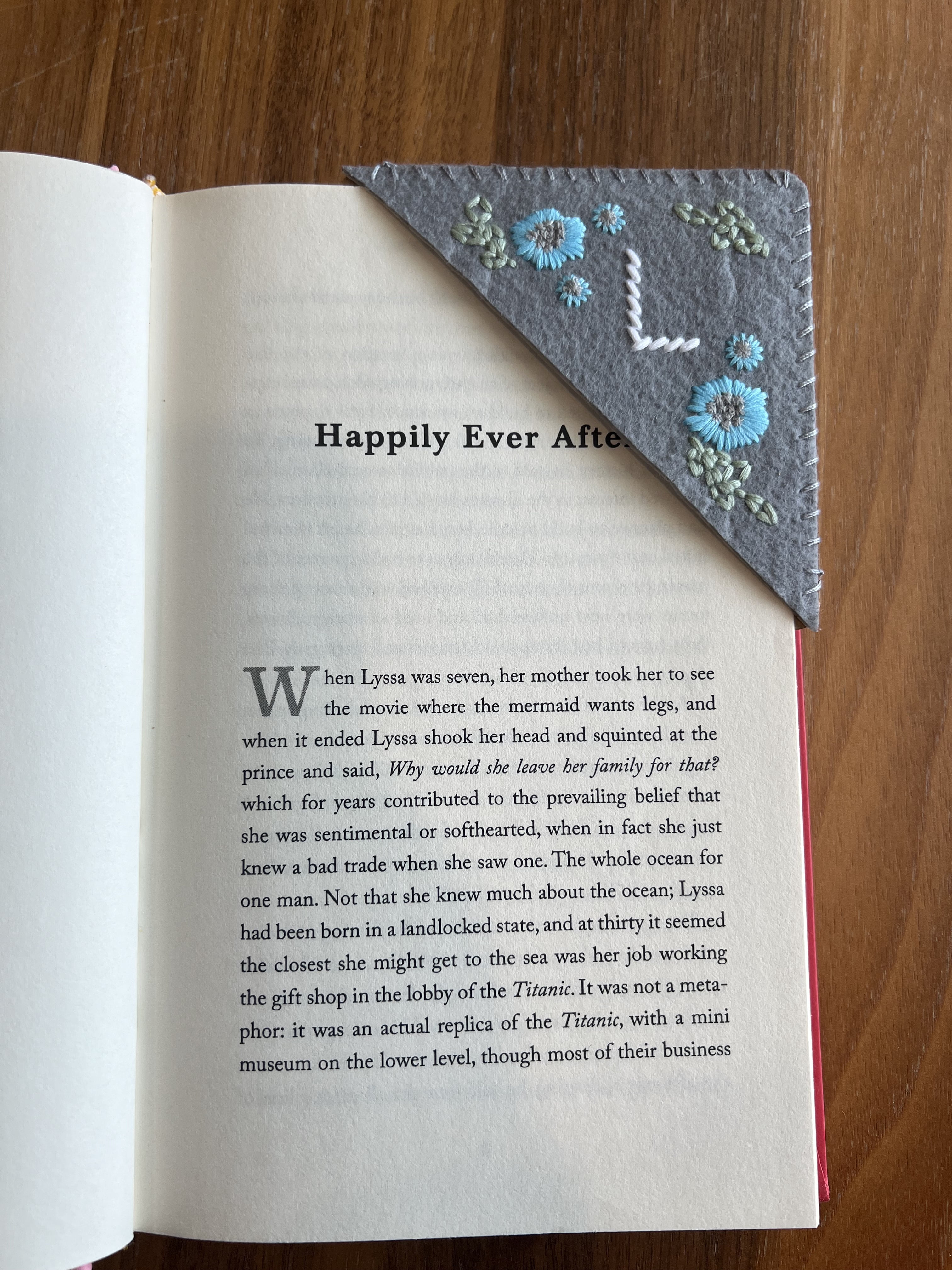 Everyble Personalized Hand Embroidered Corner Bookmark - Shipping from ...