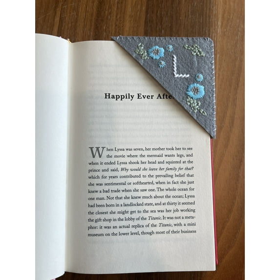 Everyble Personalized Hand Embroidered Corner Bookmark - Shipping from USA - 26 Letters and 4 Seasons - Felt Triangle Page Stitched Corner Handmade Bookmark (Winter - Z)