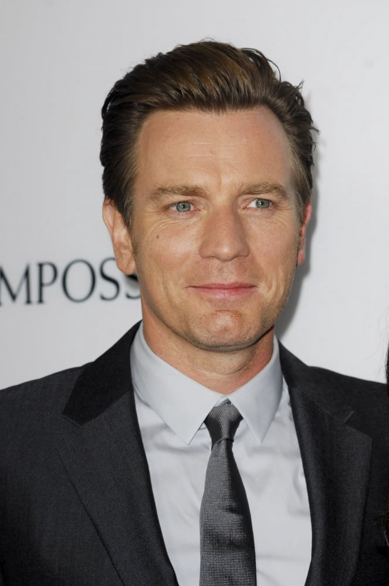 Ewan Mcgregor At Arrivals For The Impossible Premiere Canvas Art - (16 x 20)