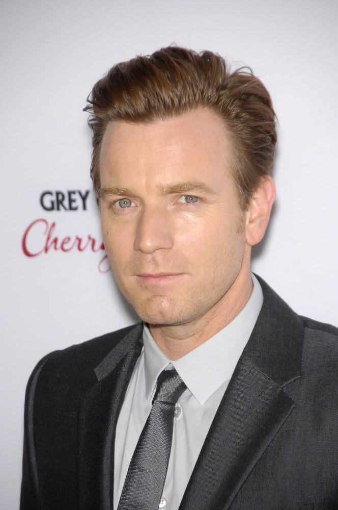 Ewan Mcgregor At Arrivals For The Impossible Premiere Canvas Art -  (16 x 20)