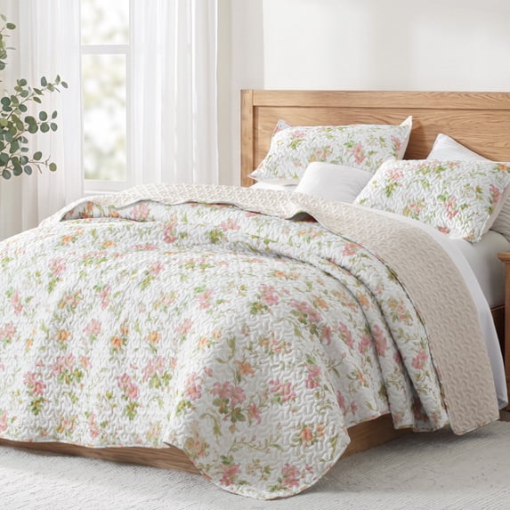 Exclusivo Mezcla Floral California King Size Quilt, Faint Yellow Cal King Quilt Bedding Set with Pink Lily Pattern, Reversible Lightweight Bedspreads Coverlets (112"x104")