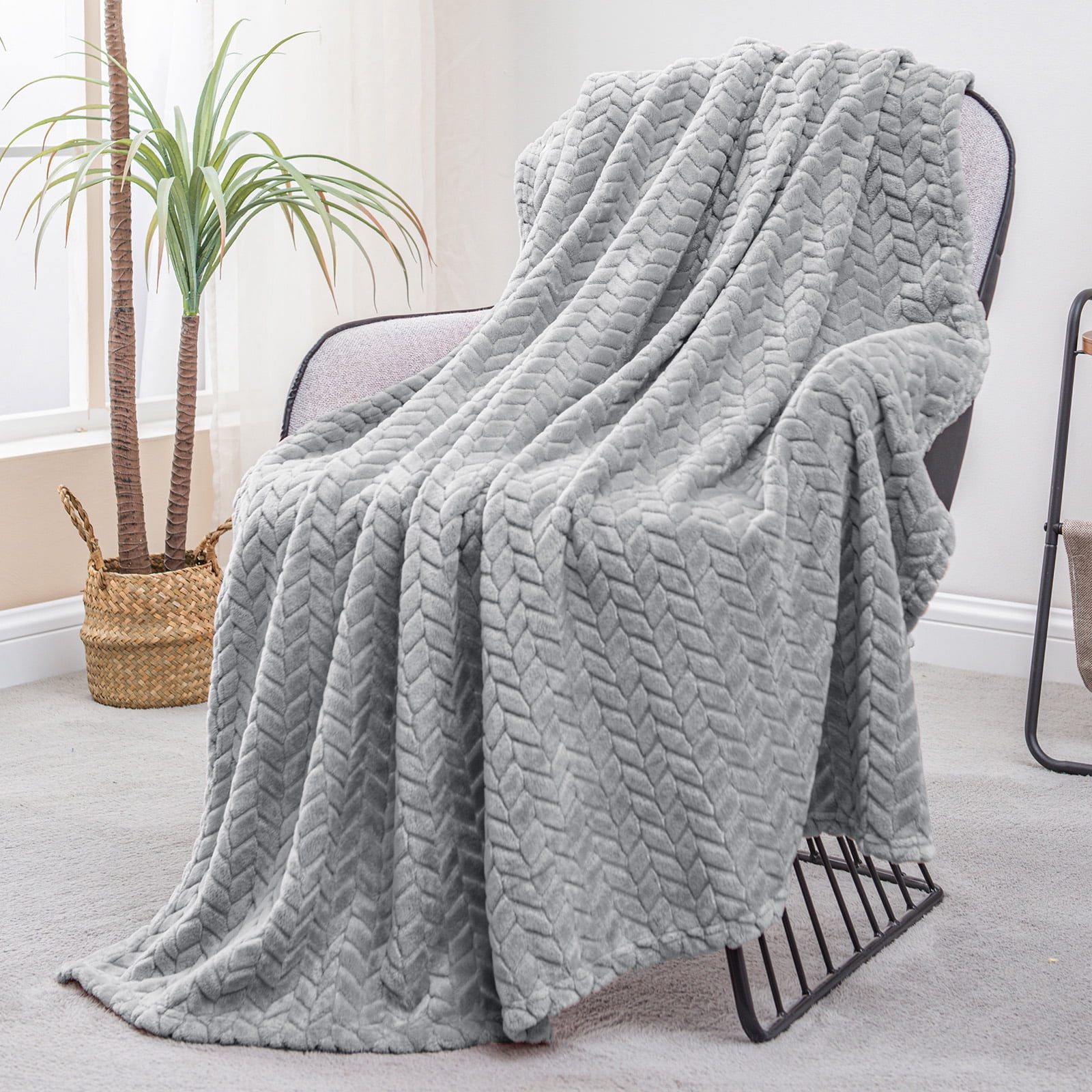 Exclusivo Mezcla Large Flannel Fleece Throw Blanket Jacquard Weave Leaves Pattern 50 x 70