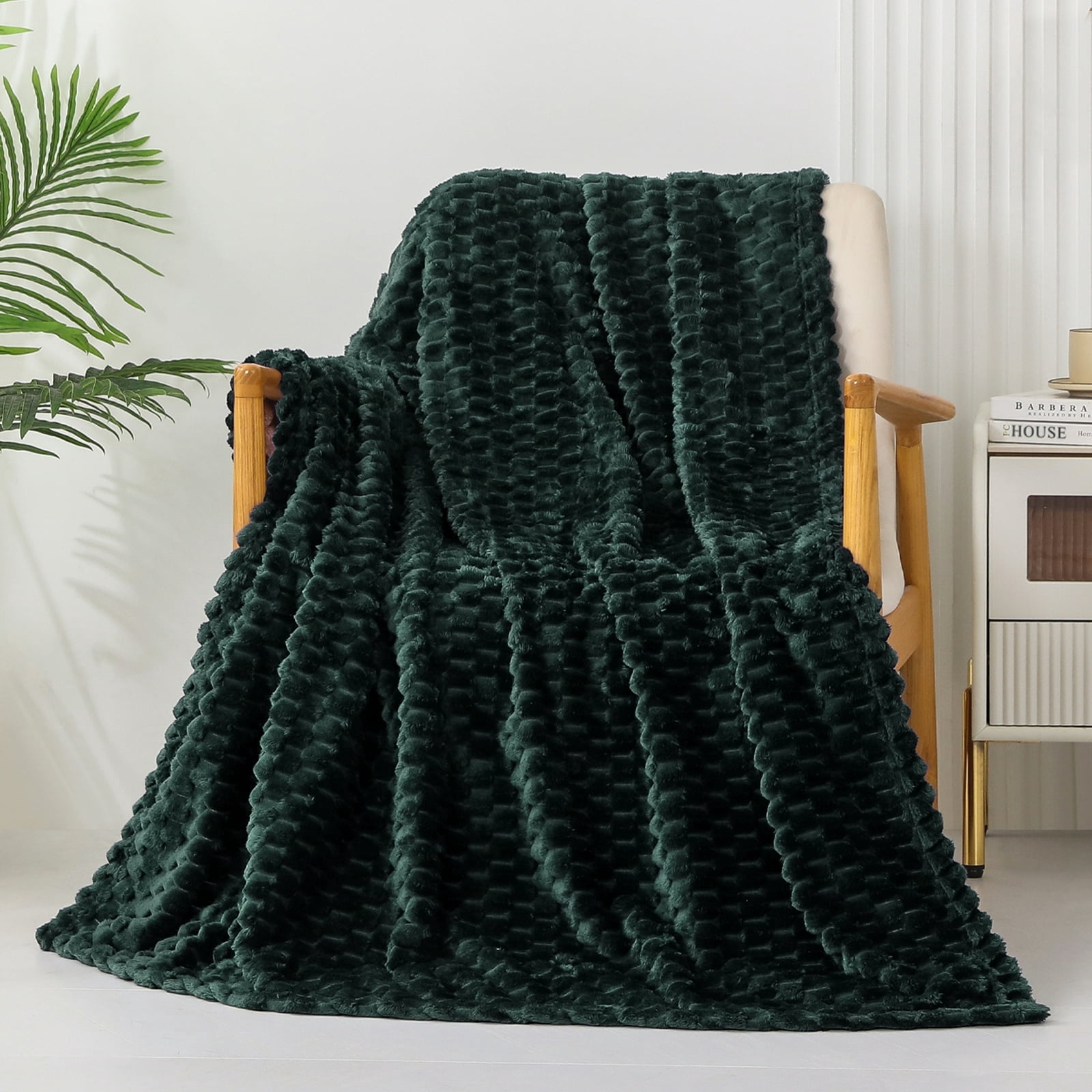 Exclusivo Mezcla Large Soft Fleece Throw Blanket, 50"x70" Stylish Jacquard Throw Blanket for Couch, Cozy, Warm, Lightweight Forest Green Blanket
