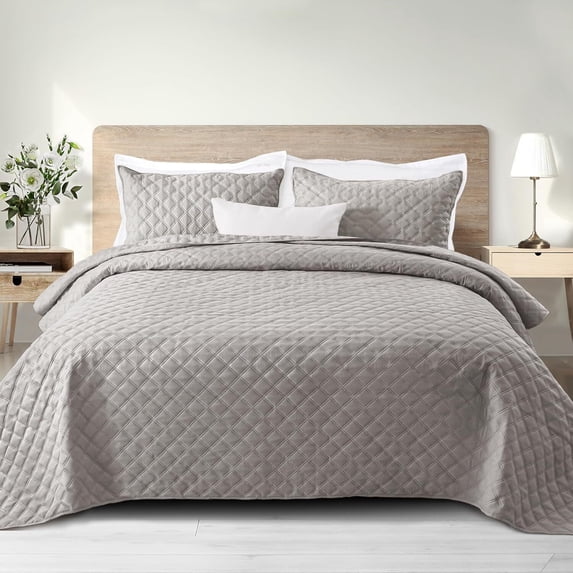 Exclusivo Mezcla Light Gray King Quilt Set, Box Pattern Ultrasonic Lightweight Bedspreads, Soft Coverlets Bedding Set with Pillow Shams