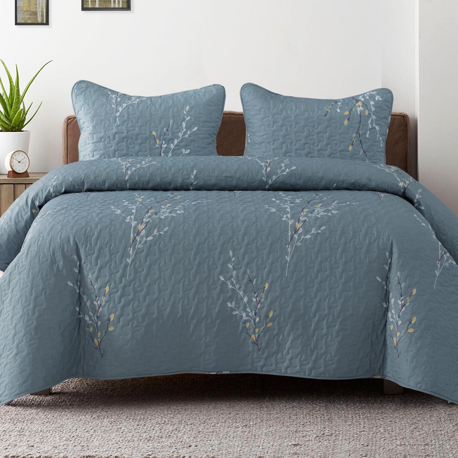 Exclusivo Mezcla Microfiber Queen Size Quilt Set, 3 Pieces Lightweight Bedspreads/ Coverlet/ Bedding Set with 2 Pillow Shams, Floral Branches Pattern (96"x 92", Blue)