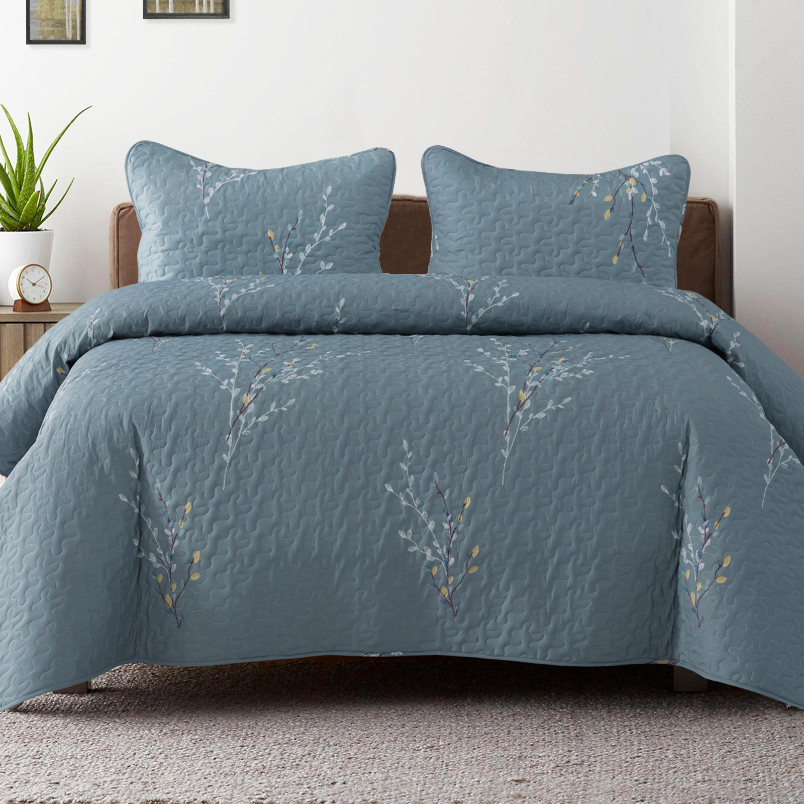 Exclusivo Mezcla Microfiber Queen Size Quilt Set, 3 Pieces Lightweight Bedspreads/ Coverlet/ Bedding Set with 2 Pillow Shams, Floral Branches Pattern (96"x 92", Blue)
