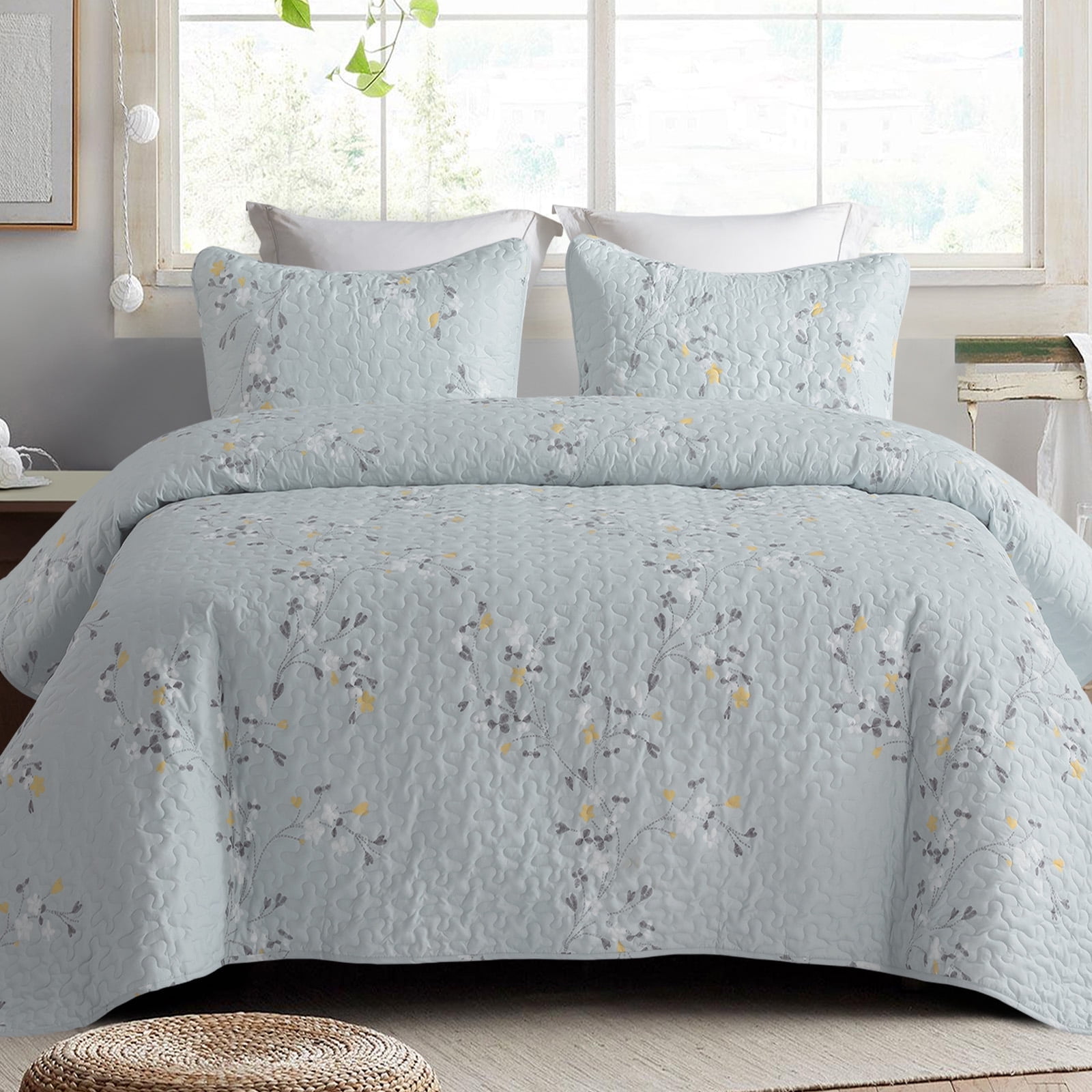 Exclusivo Mezcla Microfiber Queen Size Quilt Set, 3 Pieces Lightweight Bedspreads/ Coverlet/ Bedding Set with 2 Pillow Shams, Floral Pattern (96"x 92", Light Blue)
