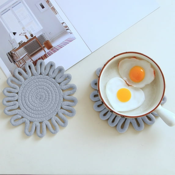 FHBVT Woven Flower Shaped Insulation Pad, Heat-Resistant Handmade Pot Mat, Kitchen Cup Mat for Hot Pots, Plates, Serving Dishes, Easy to Clean, Space-Saving Trivet for Dining Tables Kitchen Decor