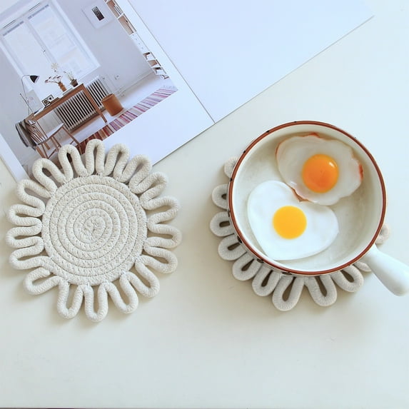 FHBVT Woven Flower Shaped Insulation Pad, Heat-Resistant Handmade Pot Mat, Kitchen Cup Mat for Hot Pots, Plates, Serving Dishes, Easy to Clean, Space-Saving Trivet for Dining Tables Kitchen Decor