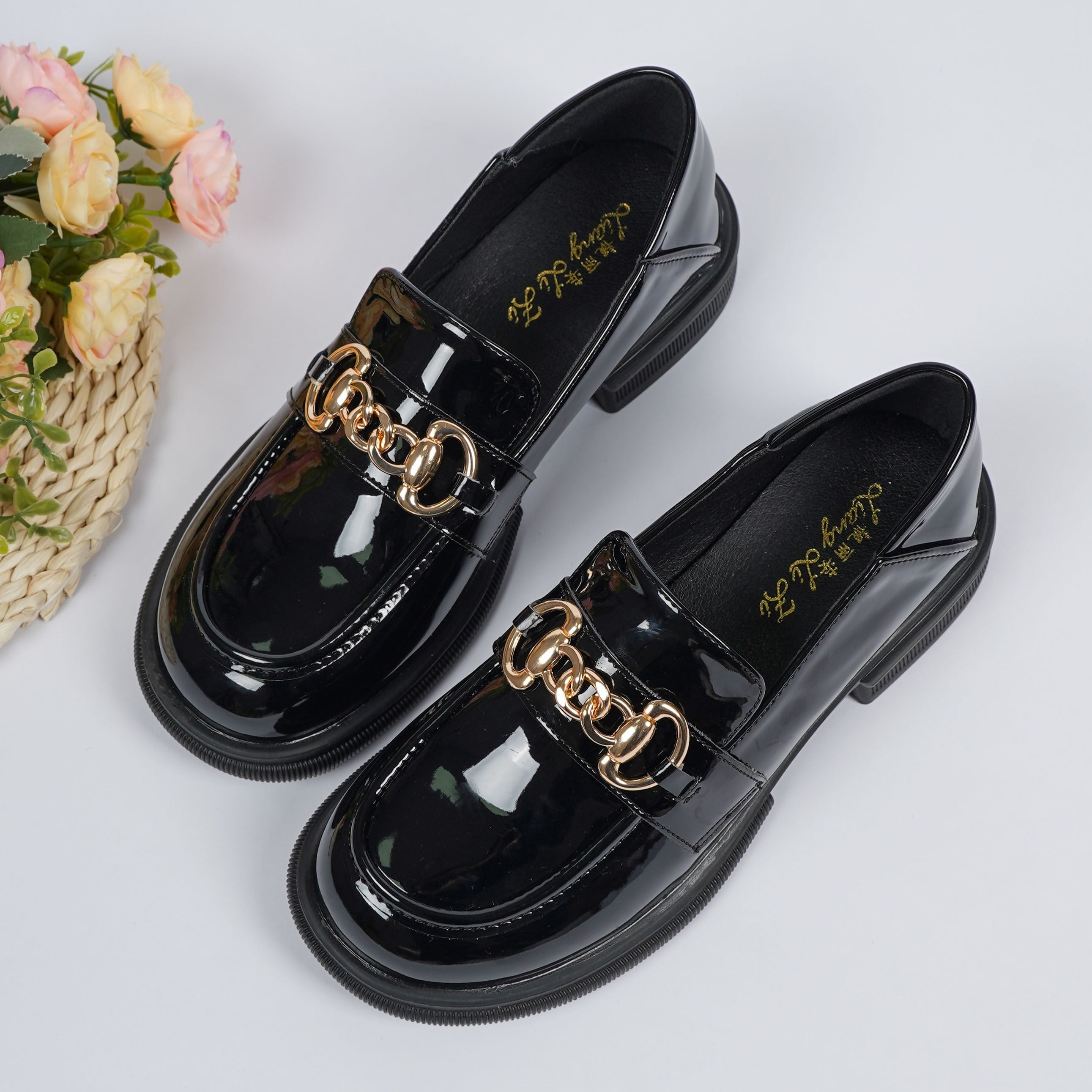 FLTHDD Women‘s Stylish Solid Color Loafers Metallic Chain Decor