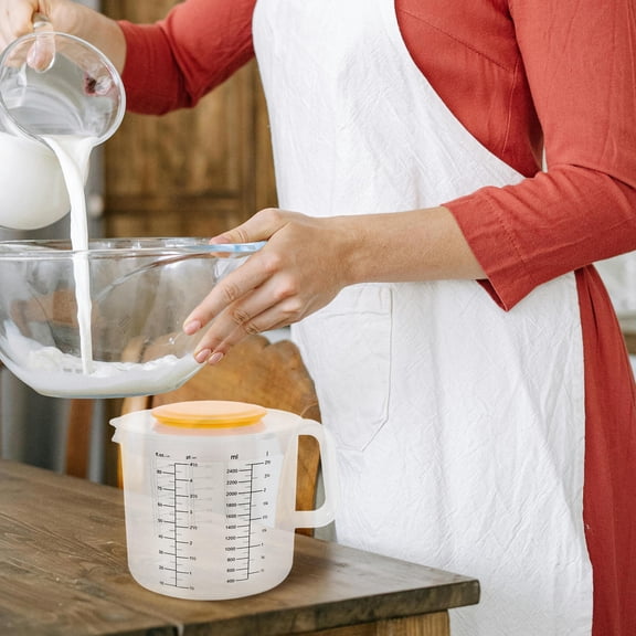 FOMIYES 2.5L White Plastic Mixing Bowl with Lid, Built-in Scale for Kitchen Prep, Food Storage, and Cooking Convenience