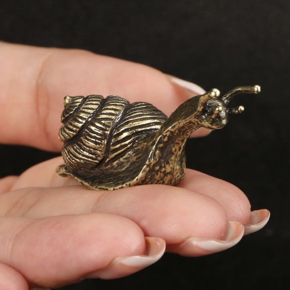 FUEENIRVA 2Pcs Brass Snail Figurines Vintage Home and Office Decoration Golden Retro Tabletop Ornaments