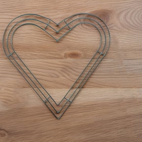 FUEENIRVA 2-Pack Heart Shaped Metal Wire Wreath Frames for Indoor and Outdoor Crafting, Decoration Supplies