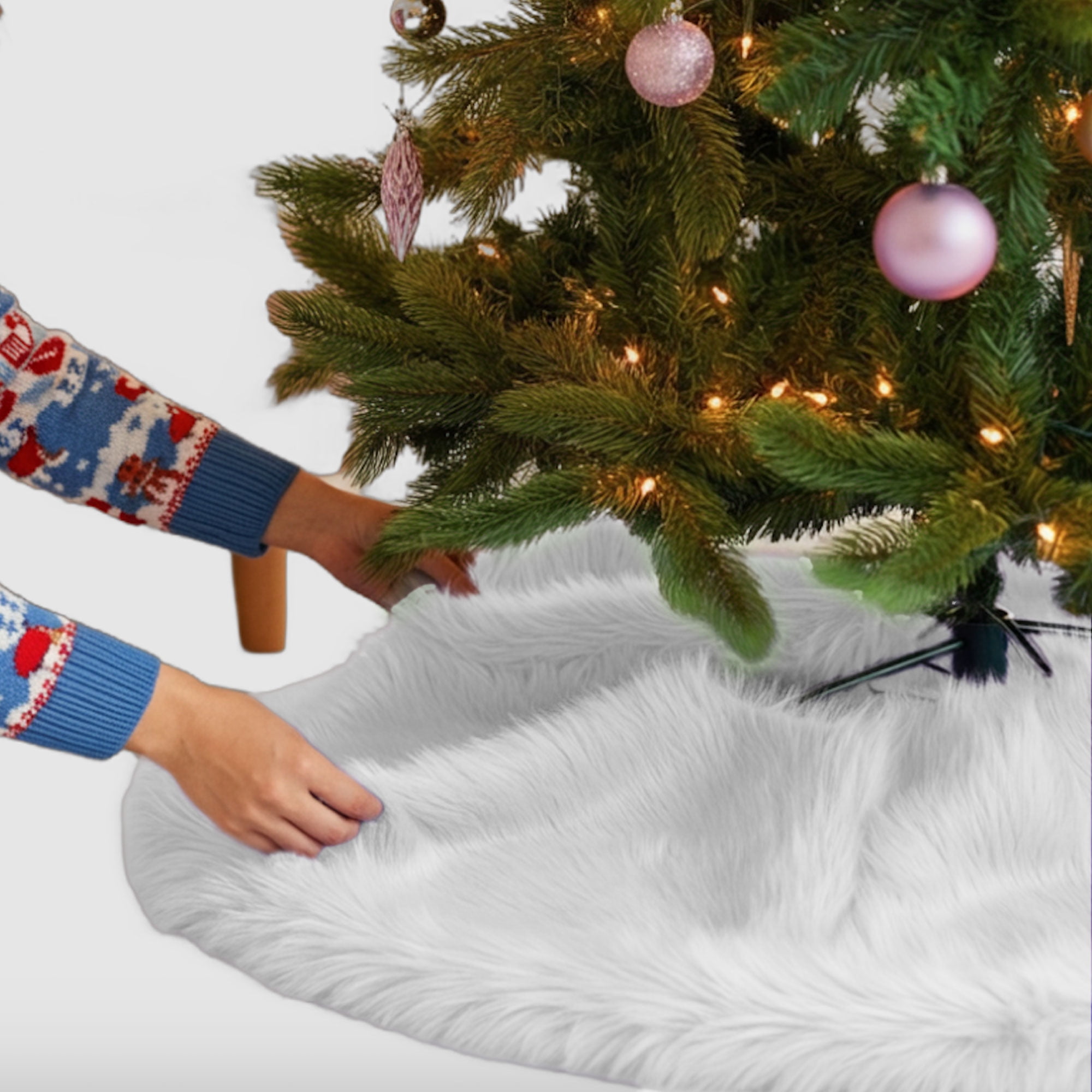 Luxurious White Faux Fur Christmas Tree Skirt, 60-inch Diameter