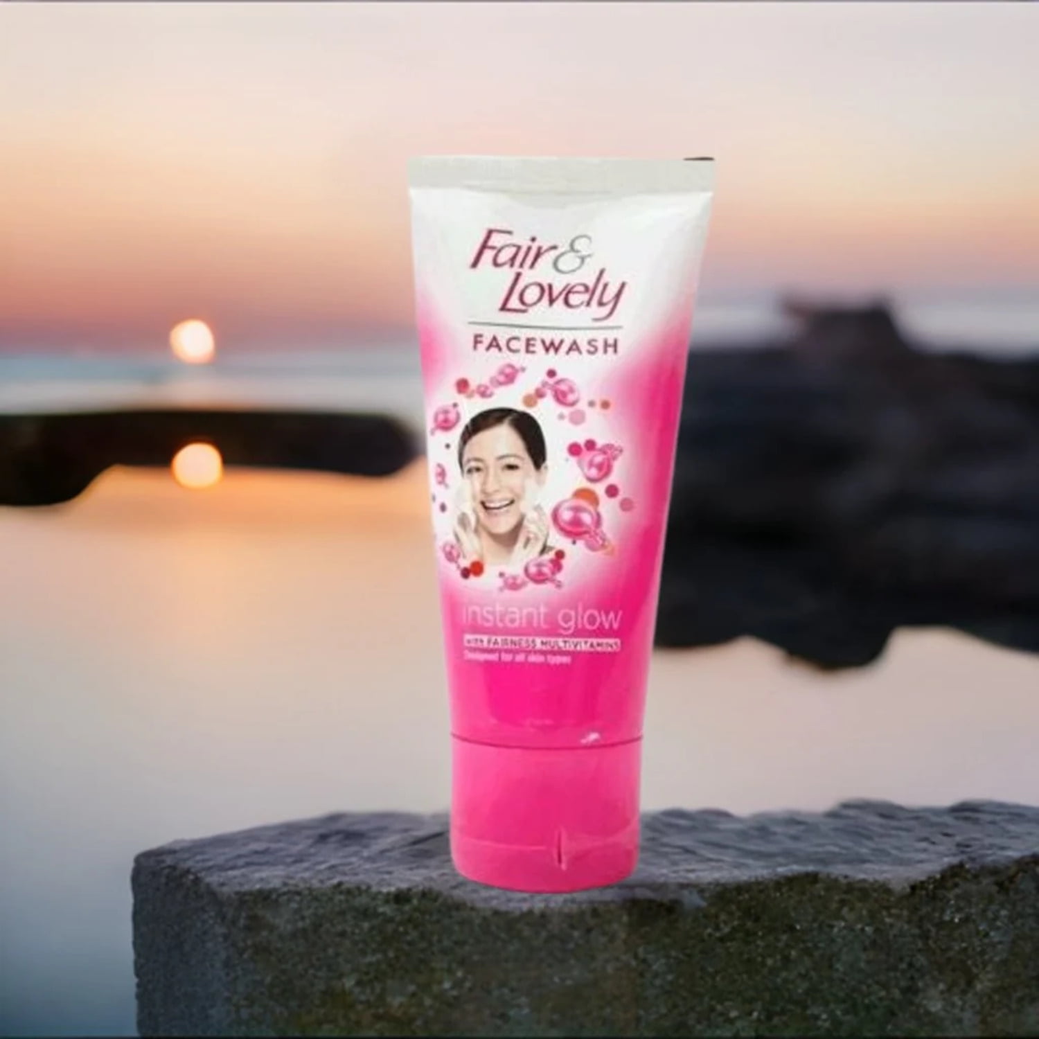 Fair & Lovely Instant Glow Face Wash With Multivitamins 100g (Pack of 1