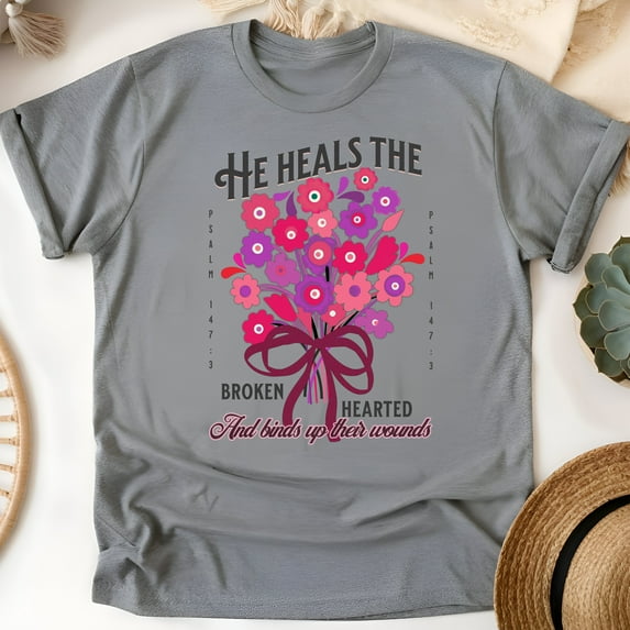 Faith Graphic Tee for Women – Bible Verse Shirt Heals the Brokenhearted, Flower Bouquet Design, Graphite Heather, Size XL