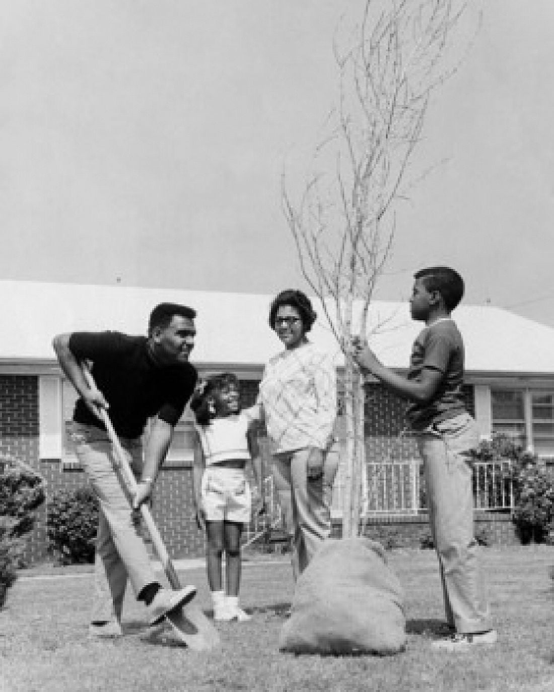 Family planting a tree Canvas Art - (18 x 24)