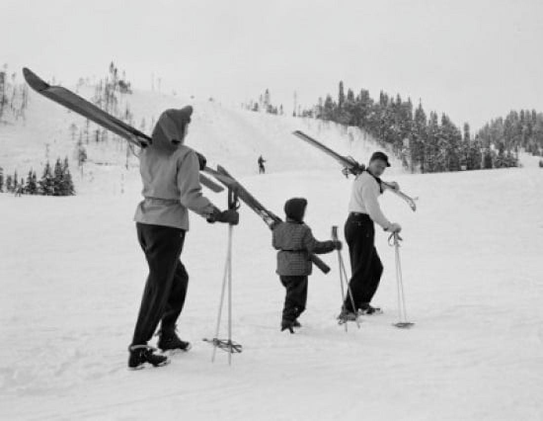 Family skiing Canvas Art - (18 x 24)