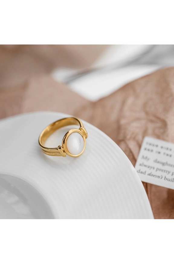 Womens Titanium Steel Ring Vintage Golden Fritillary Oval Ring Retro Shell Jewelry Gift For Women Individually Packed