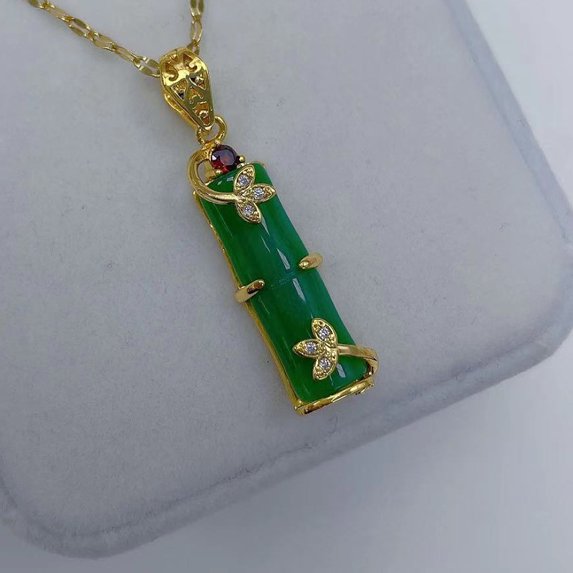 Fashionable income European and American four-leaf clover amethyst lucky necklace Godsend lucky pendant A gift of love