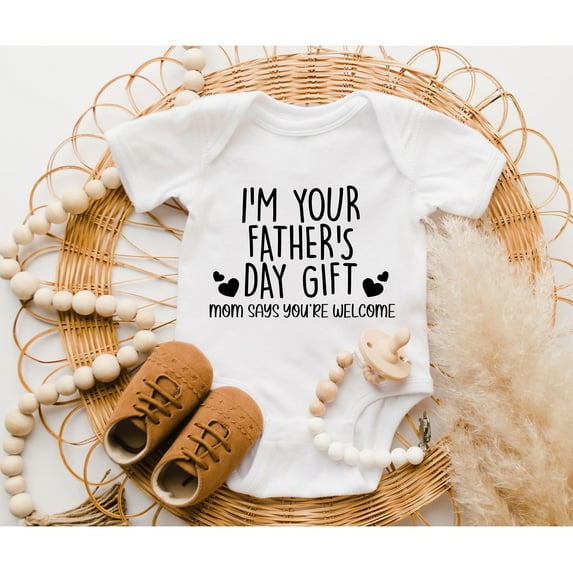 I'M Your Fathers Day Gift Onesie, Baby Announcement Gift For Fathers Day, Hi Daddy Mommy, Grandma & Grandpa Cute Onesie, Shirt Cute and Cool Baby Bodysuit, BABY BODYSUIT LAT 4424