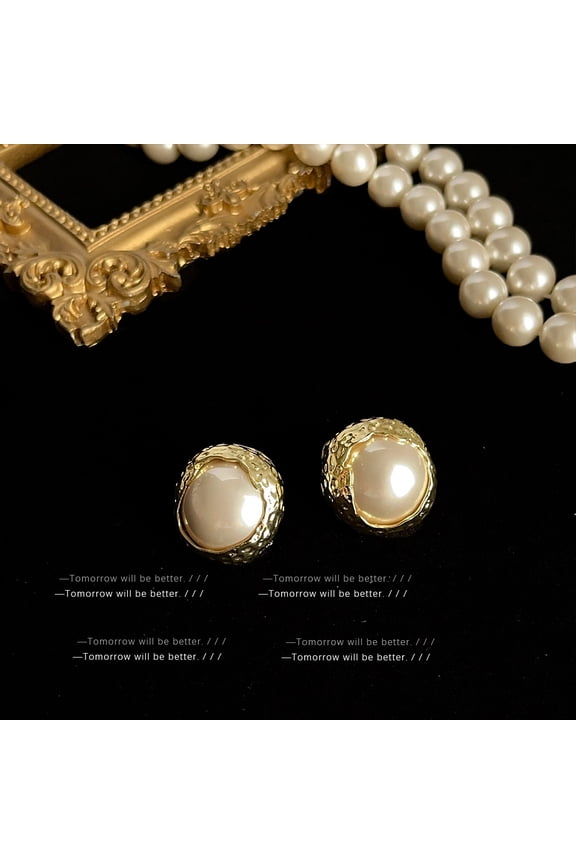 Vintage-style high-end earrings with a sense of sophistication. Unique and minimalist luxury fashion. Antique-style earrings with a touch of artistic charm. Elegant and fashionable earrings.