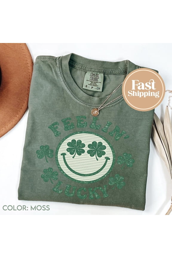 Feeling Lucky Retro St Patricks Day Distressed Clover Graphic Tee Comfort Colors Unisex Cotton T-Shirt, Size S-3XL