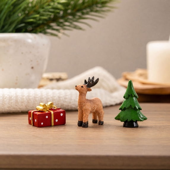 FeiBiQiuBi 3 Pcs Christmas Miniature Figurines, Mini Reindeer Gift Box Christmas Tree Resin Craft Doll Christmas Theme Design Tabletop Decoration