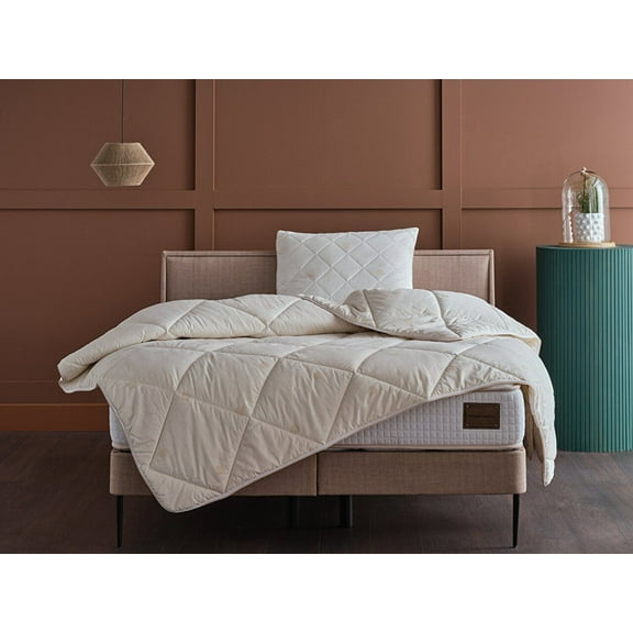 Festive Wool Quilt - Queen Size