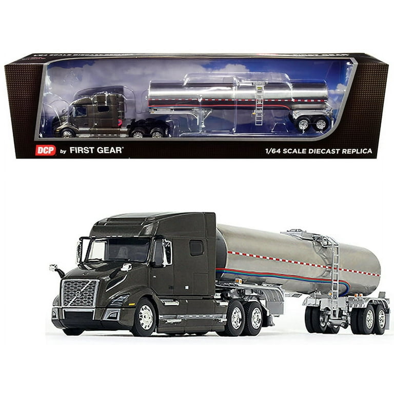 First Gear 60-0642 Volvo VNL 740 Mid-Roof Sleeper Cab Urban