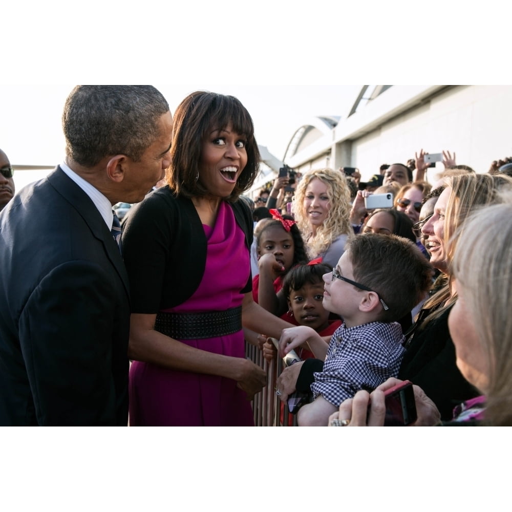 First Lady Michelle Obama Reacts While Talking With People Along A Rope ...