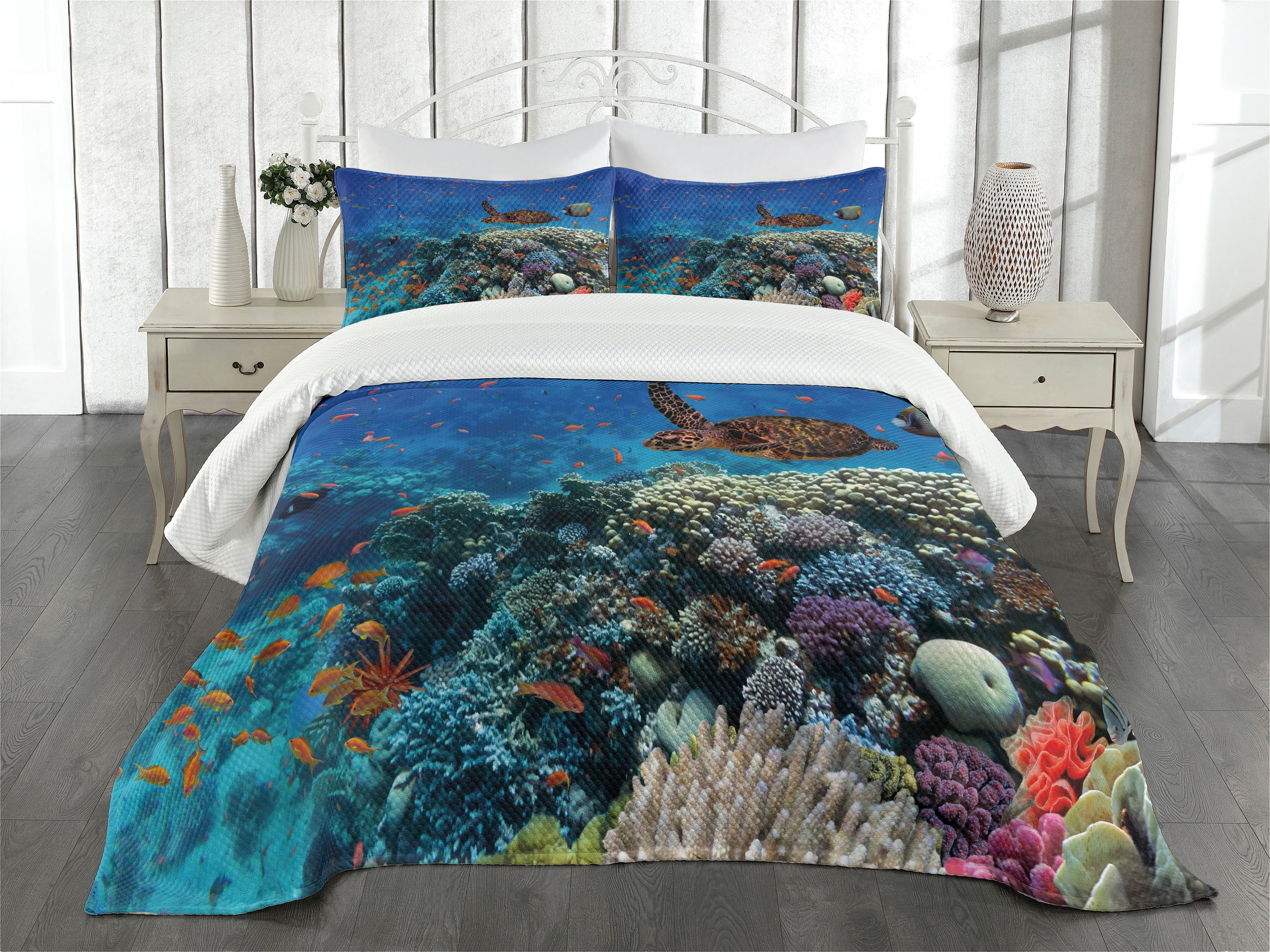 Fish Bedspread Set Queen Size, Exotic Fish and Turtle in Fresh Water on