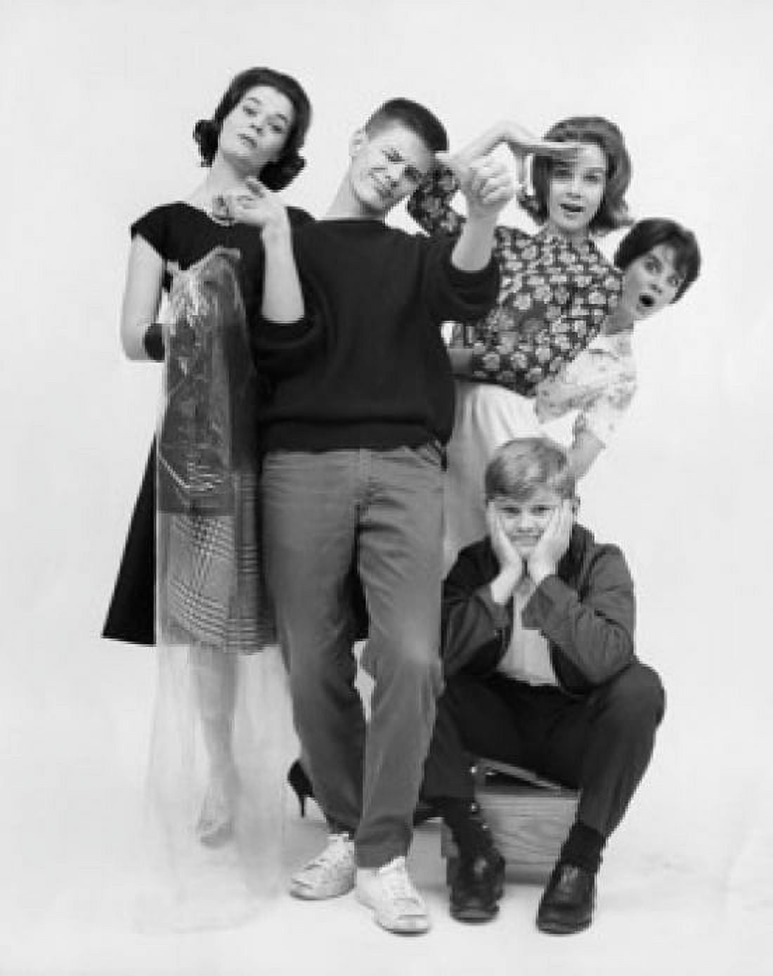 Five people waiting Canvas Art - (18 x 24)