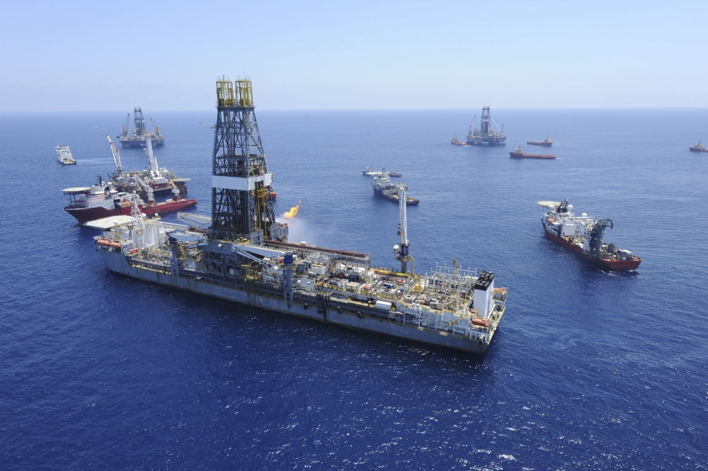 Flaring operations conducted by the drillship Discoverer Enterprise Canvas Art - Stocktrek Images (34 x 23)