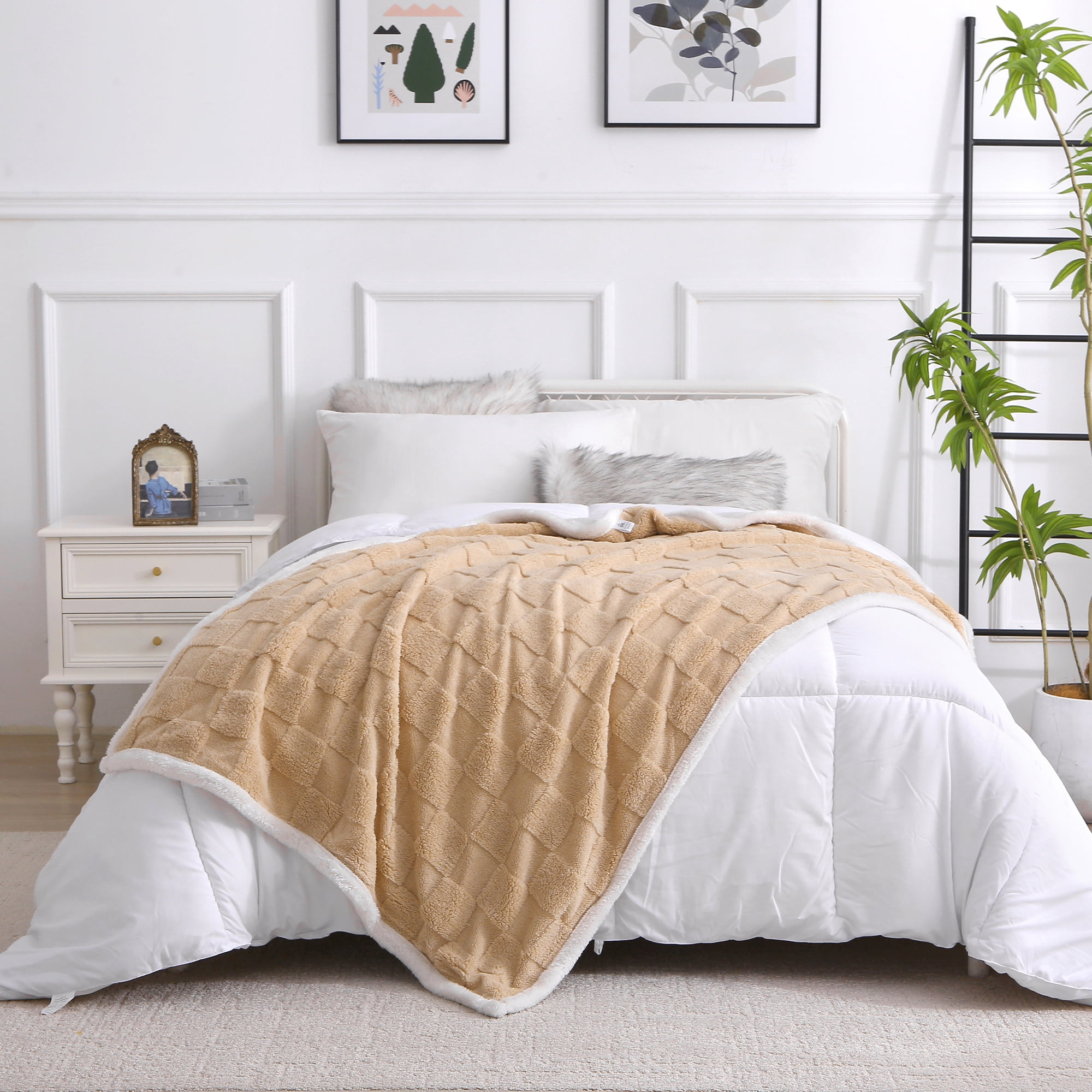 Fleece Queen Blanket for Sofa - Soft Lightweight Plush Cozy Fuzzy Microfiber Checkered Warm Blanket, 70x80 inches, Camel