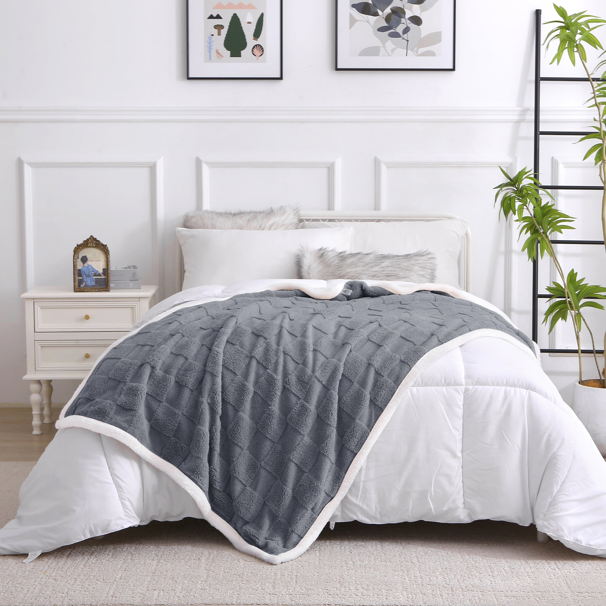 Fleece Queen Blanket for Sofa - Soft Lightweight Plush Cozy Fuzzy Microfiber Checkered Warm Blanket, 70x80 inches, Gray