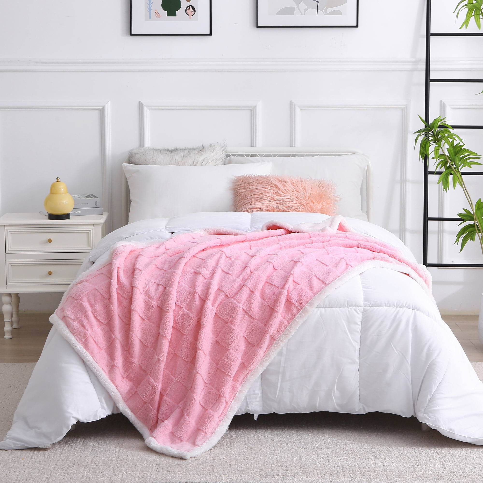 Fleece Queen Blanket for Sofa - Soft Lightweight Plush Cozy Fuzzy Microfiber Checkered Warm Blanket, 70x80 inches, Pink