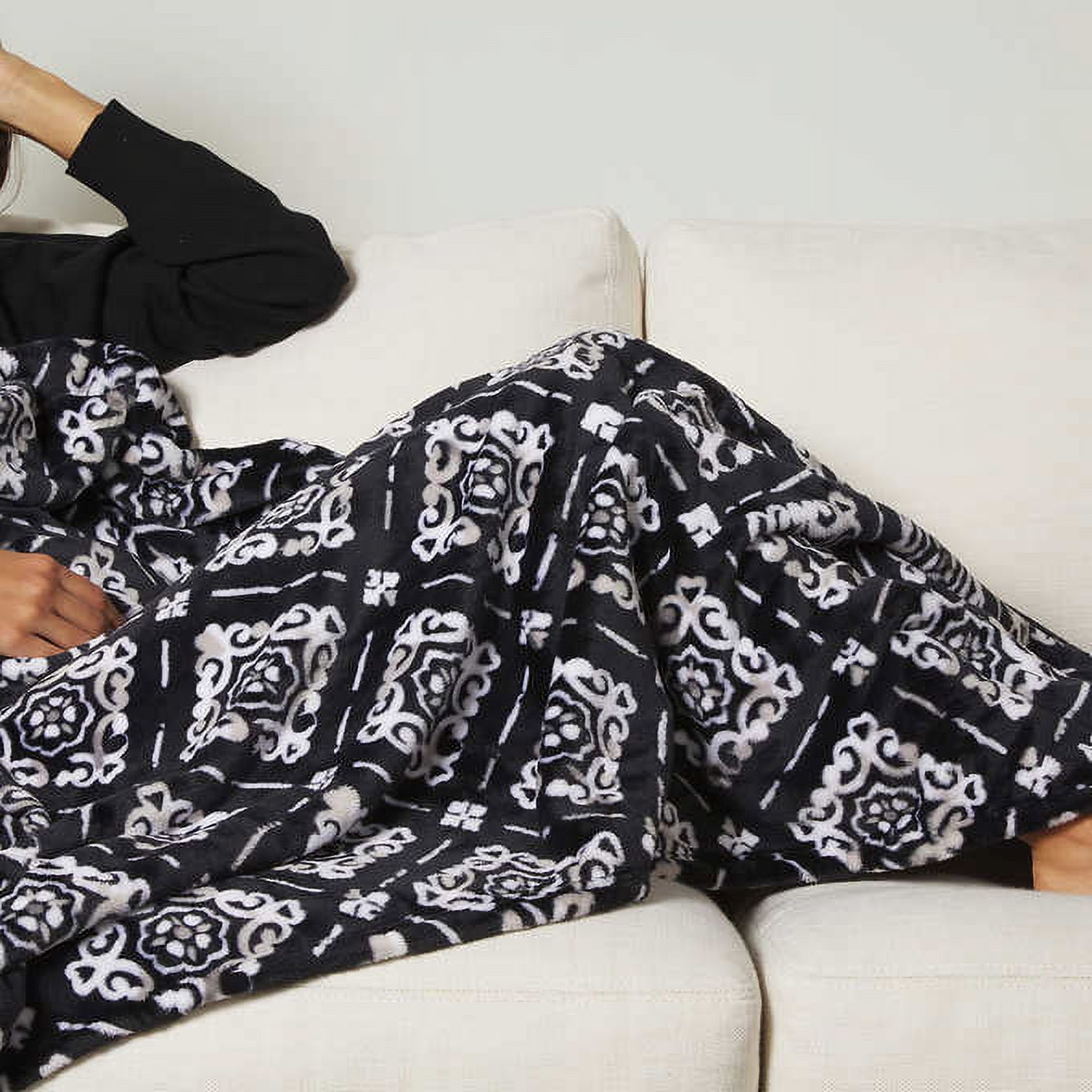 Flora Nikrooz Plush Throw with Foot Pocket Black