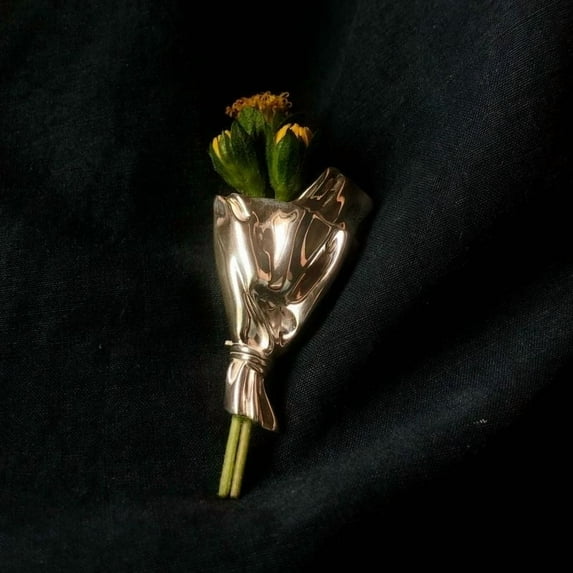 Floral Bouquet Brooch Pin, Lifelike Metal and Dried Flower Accessory, Elegant Wearable Decoration for Jackets, Hats, Bags, Weddings, Parties, and Gift Giving