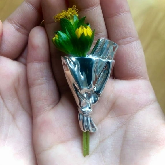 Floral Bouquet Brooch Pin, Lifelike Metal and Dried Flower Accessory, Elegant Wearable Decoration for Jackets, Hats, Bags, Weddings, Parties, and Gift Giving
