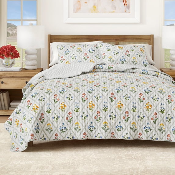 Floral Quilt Set - Lightweight, Soft, All-Season - 2-Piece Reversible Scalloped Bedding Set (Twin / Twin XL, Floral Lattice)
