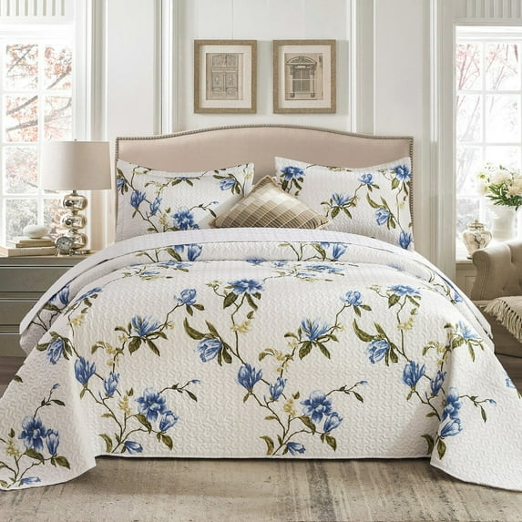 Floral Quilt Set - Lightweight Soft White Floral Bedspread for Farmhouse Bedroom Decor – Includes Quilt and Shams (Queen)