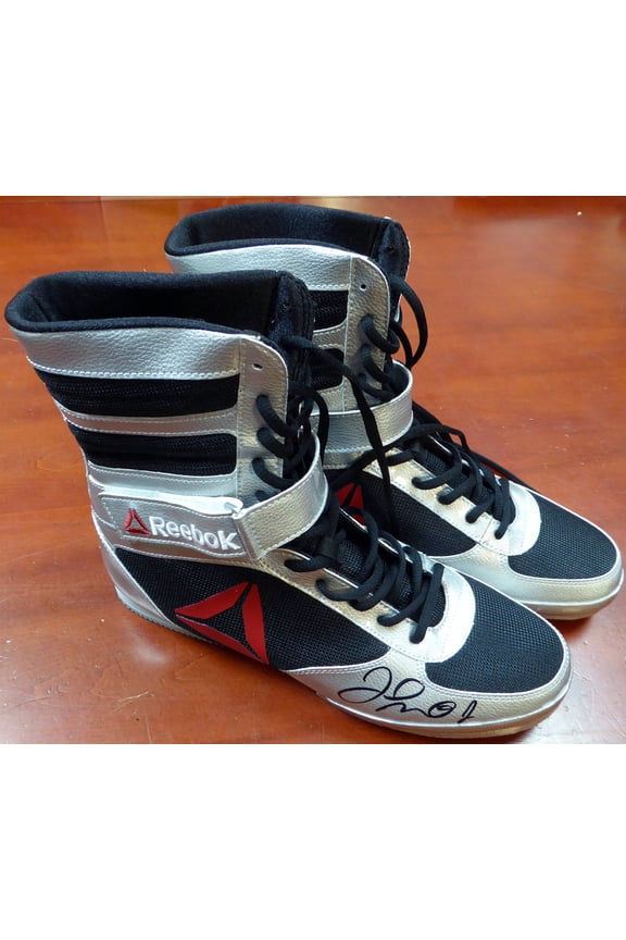 Floyd Mayweather Jr. Autographed Reebok Silver Boxing Shoes Beckett BAS 121801